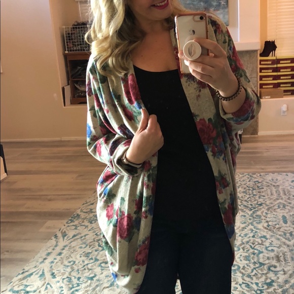 ❤️❗️Last 1! SMALL (runs big) Red floral cardigan - Picture 4 of 5